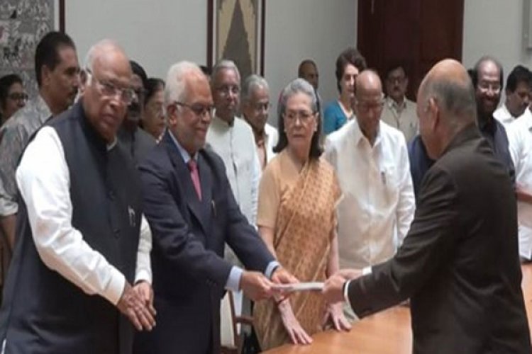 विपक्ष से उपराष्ट्रपति पद के उम्मीदवार सुदर्शन रेड्डी ने किया नामांकन