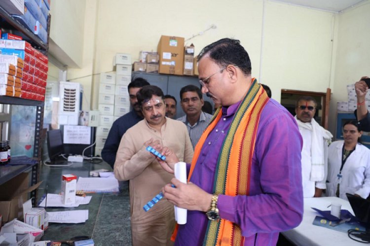 स्वास्थ्य मंत्री श्री श्याम बिहारी जायसवाल ने प्राथमिक स्वास्थ्य केन्द्र जेवरा का किया आकस्मिक निरीक्षण
