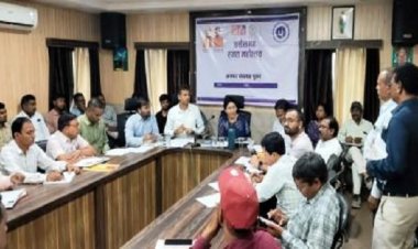 निर्धारित समयावधि में शासकीय योजनाओं का सफल क्रियान्वयन सुनिश्चित करें : कलेक्टर मिश्रा