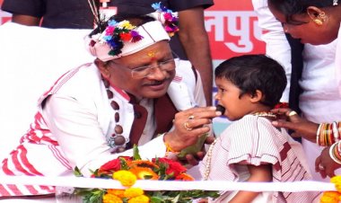 मुख्यमंत्री श्री विष्णुदेव साय का आत्मीय और वात्सल्यपूर्ण व्यवहार : नन्ही बच्ची भूमिका बघेल को दुलारते हुए खिलाया महुआ लड्डू