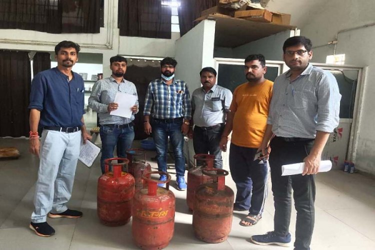 व्यावसायिक प्रतिष्ठानों में घरेलू गैस सिलेंडर का उपयोग...