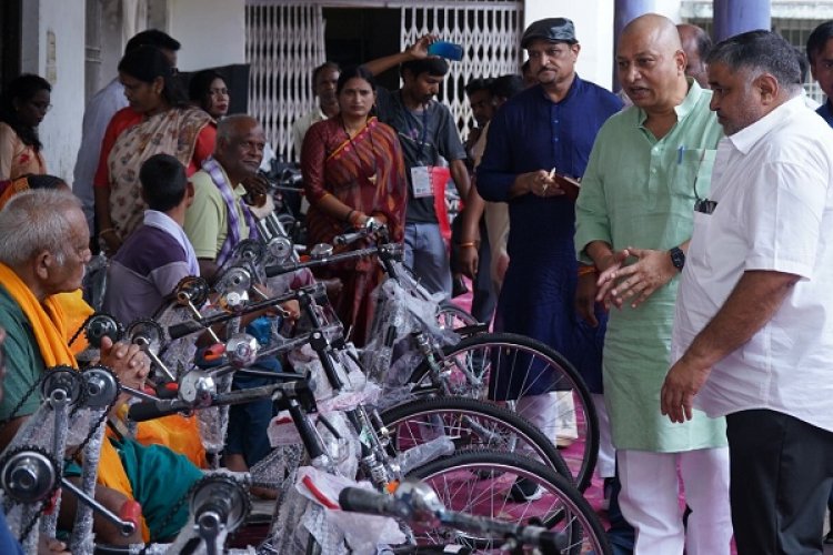 पर्यटन एवं संस्कृति मंत्री श्री राजेश अग्रवाल ने दिव्यांगजनों को ट्रायसायकल एवं व्हीलचेयर का किया वितरण