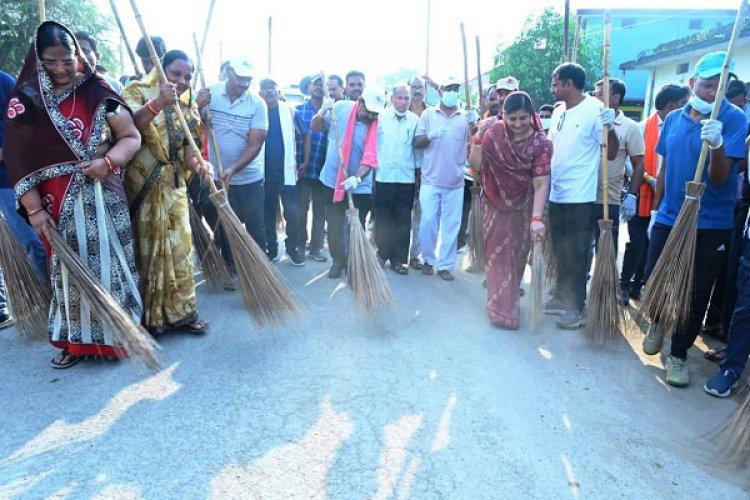 रायपुर : उप मुख्यमंत्री श्री अरुण साव की अगुवाई में महामाया मंदिर से अस्पताल तक सफाई