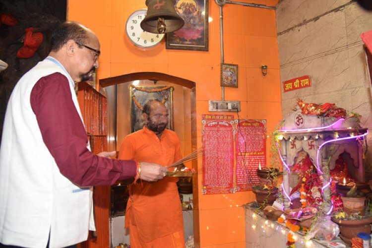 रायपुर : राज्यपाल श्री डेका ने हनुमान मंदिर में पूजा अर्चना की