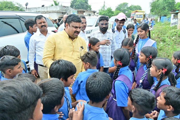 रायपुर : शिक्षा मंत्री गजेन्द्र यादव ने विद्यार्थियों से की आत्मीय भेंट, अनुशासन और लगन को बताया सफलता का मंत्र