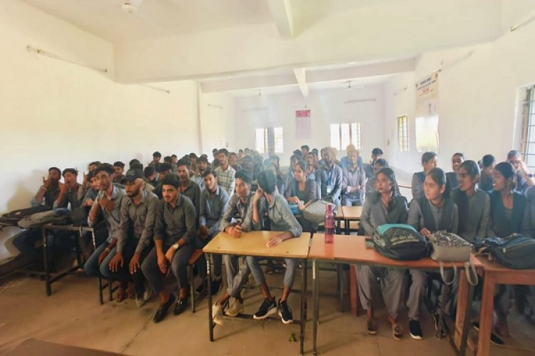 नशा मुक्त शिक्षण संस्थान बनाने हेतु भटगांव आईटीआई में शिविर का आयोजन