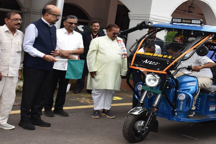 रायपुर : राज्यपाल श्री डेका ने सरस्वती शिक्षा संस्थान को प्रदान किए चार ई-रिक्शे