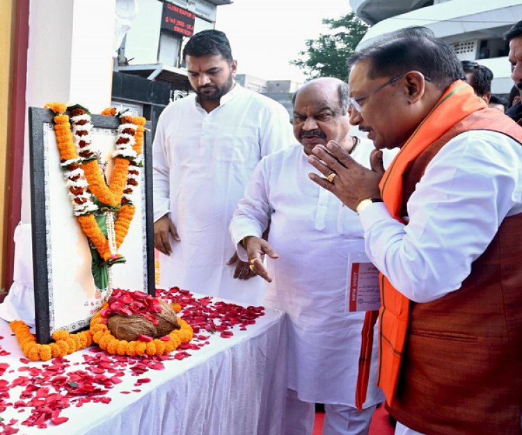 रायपुर : मुख्यमंत्री ने छत्तीसगढ़ महतारी की प्रतिमा पर माल्यार्पण कर उन्हें नमन किया