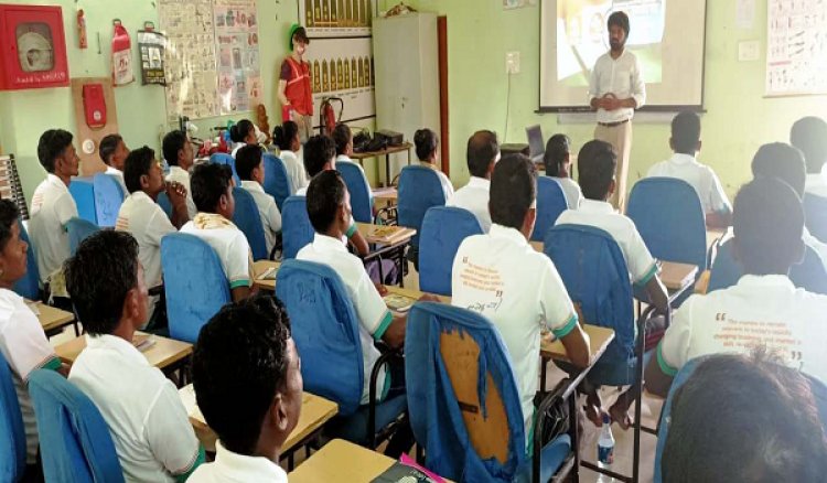 रायपुर : समर्पित माओवादी : वर्दी की जगह अब होटल की यूनिफॉर्म पहन कर करेंगे जिंदगी की नई शुरुआत