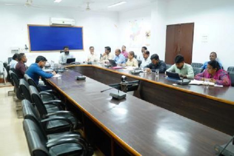 राजस्व प्रकरणों का शत-प्रतिशत निराकरण समय सीमा में सुनिश्चित करें : कलेक्टर