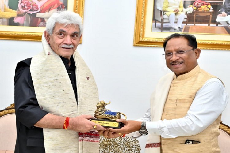 रायपुर : मुख्यमंत्री से जम्मू-कश्मीर के उपराज्यपाल श्री मनोज सिन्हा ने की सौजन्य मुलाकात