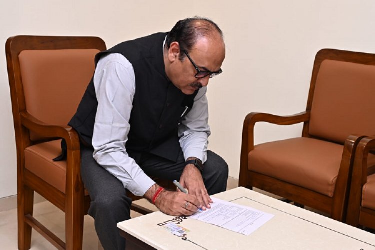 रायपुर : एसआईआर : शुरूआती 5 दिनों में करीब 30 लाख मतदाताओं तक पहुंचे बीएलओ, गणना प्रपत्र वितरित