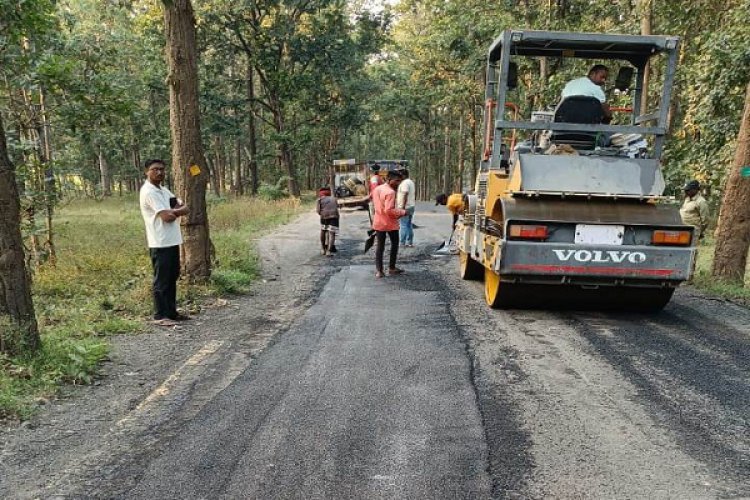 कारीआम-बसंतपुर और गौरेला-वेंकटनगर मार्ग में चल रहा बीटी पेच रिपेयर