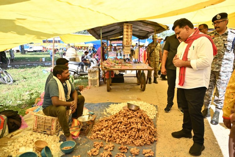 रायपुर : उपमुख्यमंत्री श्री विजय शर्मा पहुंचे गीदम के साप्ताहिक बाजार