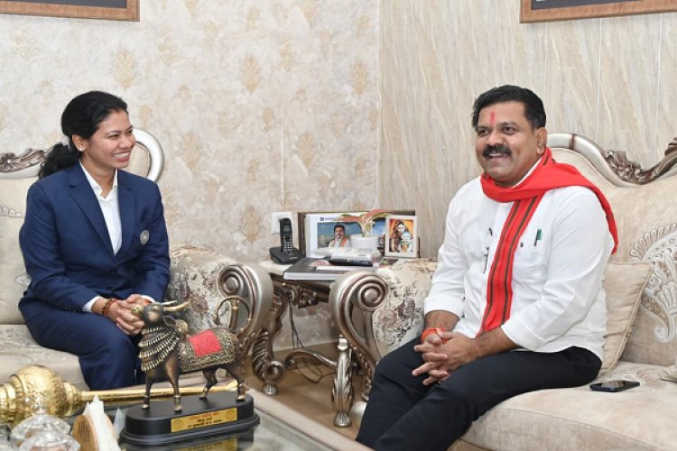 उपमुख्यमंत्री श्री विजय शर्मा मिले वर्ल्ड कप विजेता भारतीय महिला क्रिकेट टीम की फिजियोथेरेपिस्ट आकांक्षा सत्यवंशी से, दी शुभकामनाएं