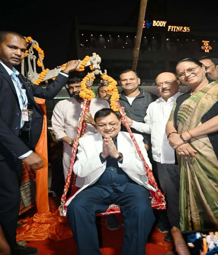 रायपुर : कोसाबाड़ी के सब्जी विके्रताओं ने उद्योग मंत्री व महापौर को तौला सब्जी व फल से, वेडिंग जोन की सौगात पर जताया आभार