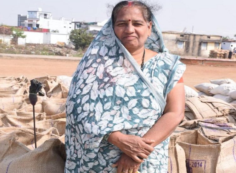 रायपुर : ग्राम मोखला की किसान श्रीमती किरण साहू धान की बिक्री के लिए पहुंची धान उपार्जन केन्द्र भर्रेगांव