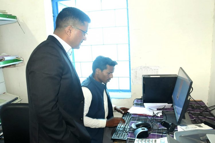 रायपुर : सचिव श्री अवनीश शरण ने किया विभिन्न धान खरीदी केंद्रों का निरीक्षण