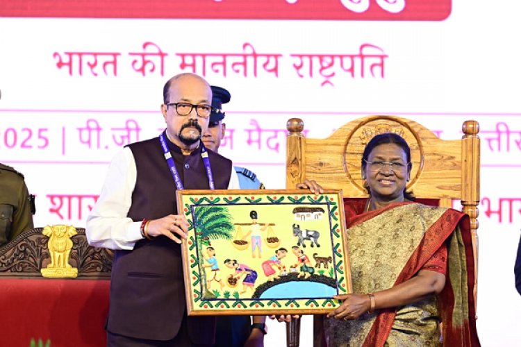रायपुर : राष्ट्रपति श्रीमती मुर्मु के छत्तीसगढ़ आगमन पर राज्यपाल ने भेंट की भित्ती चित्रकारी की पेंटिंग