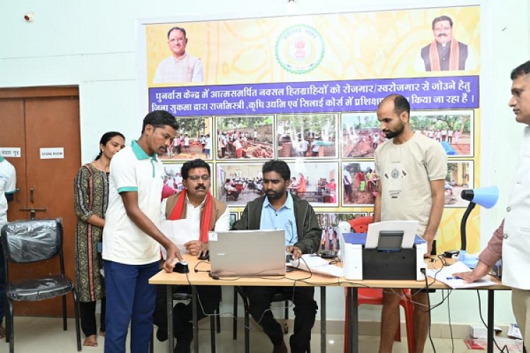 रायपुर : पुनर्वासित युवाओं के साथ उपमुख्यमंत्री ने लगाई चौपाल, खुद बैठकर युवाओं के बनवाये आधारभूत दस्तावेज