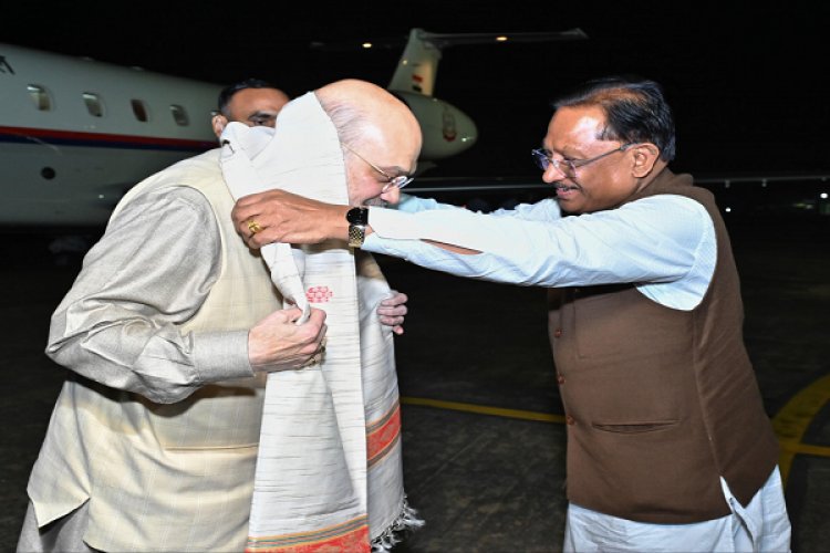 रायपुर : केंद्रीय गृह मंत्री श्री अमित शाह का स्वामी विवेकानंद विमानतल पर मुख्यमंत्री श्री विष्णु देव साय ने किया आत्मीय स्वागत