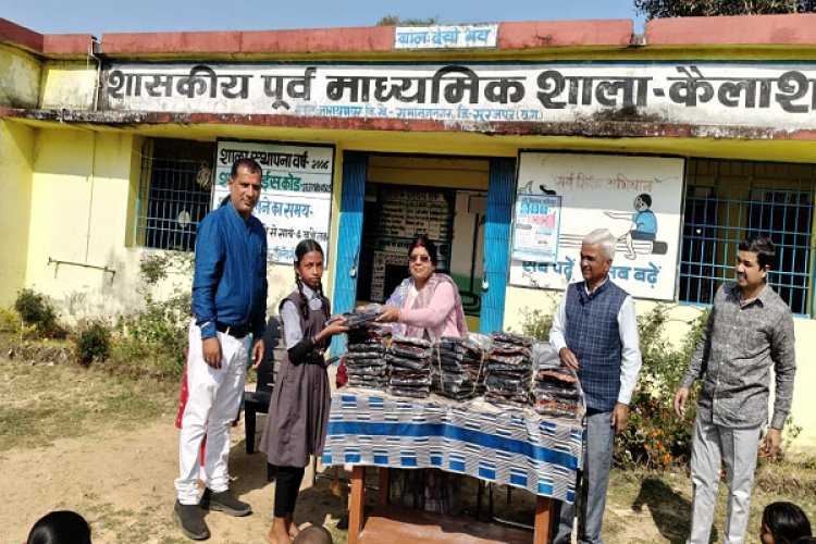 सूरजपुर : कैलाशपुर स्कूल में 42 छात्र-छात्राओं को स्वेटर वितरण