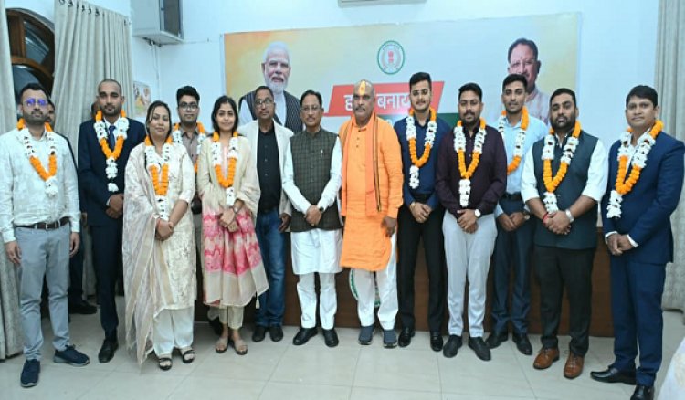 रायपुर : मुख्यमंत्री श्री विष्णु देव साय से छत्तीसगढ़ लोक सेवा आयोग 2024 के टॉप 10 अभ्यर्थियों ने की सौजन्य भेंट