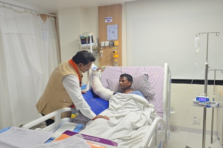रायपुर : उपमुख्यमंत्री श्री विजय शर्मा ने आईईडी ब्लास्ट में घायल पुलिस जवानों से अस्पताल में की मुलाकात