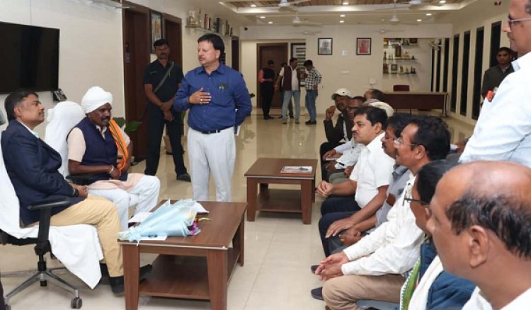 रायपुर : वन मंत्री से लघु वनोपज संघ के प्रतिनिधिमंडल ने की सौजन्य भेंट