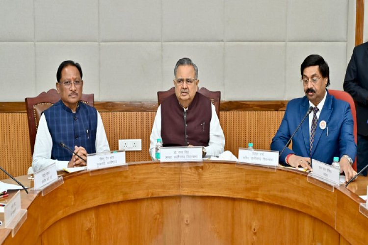 रायपुर : विधानसभा अध्यक्ष डॉ रमन सिंह की अध्यक्षता में आज यहां विधानसभा के समिति कक्ष में कार्य मंत्रणा समिति की बैठक आयोजित की गई