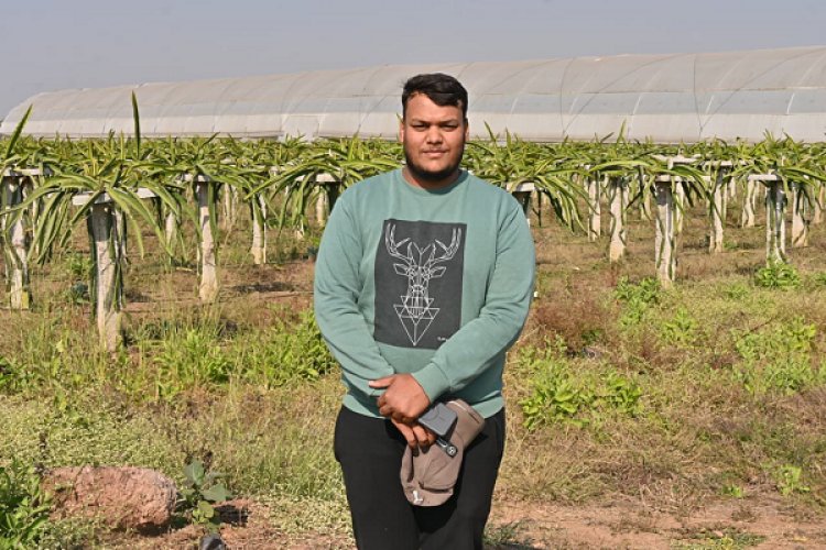 पारंपरिक खेती से आगे बढ़कर ड्रेगन फ्रूट की राह पर साहिल