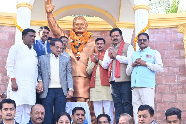  भारतरत्न श्री अटल बिहारी वाजपेयी जी की जयंती पर उप मुख्यमंत्री श्री विजय शर्मा ने उनकी प्रतिमा पर माल्यार्पण कर अर्पित किए श्रद्धासुमन