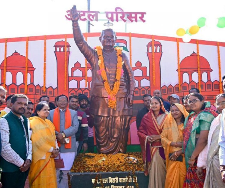 मंत्री श्रीमती राजवाड़े ने भारत रत्न अटल बिहारी वाजपेयी के छायाचित्र पर माल्यार्पण कर दी श्रद्धांजलि