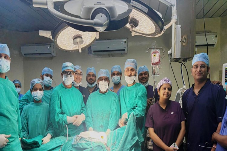 छाती के दुर्लभ कैंसर का सफल ऑपरेशन, अम्बेडकर अस्पताल रायपुर में बची मरीज की जान