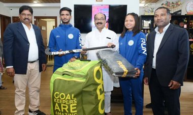 उप मुख्यमंत्री श्री अरुण साव ने नेशनल सेंटर ऑफ एक्सीलेंस में परफॉर्मेंस असेसमेंट के लिए चयनित खिलाड़ियों को दिए हॉकी किट