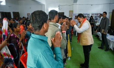 पुनर्वासित युवाओं के साथ उपमुख्यमंत्री श्री विजय शर्मा ने किया आत्मीय संवाद, साथ बैठकर किया सुबह का नाश्ता