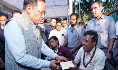 मुख्यमंत्री जनदर्शन: दिव्यांग प्रवीण गिरी गोस्वामी को पुत्री की शादी के लिए मिला 20 हजार का तत्कालीक सहायता