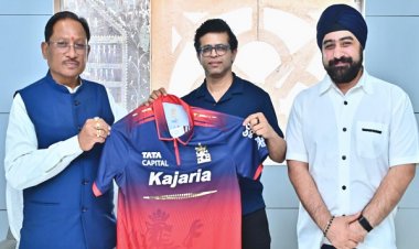 छत्तीसगढ़ में आईपीएल की तैयारी: मुख्यमंत्री श्री साय को आरसीबी का जर्सी भेंट