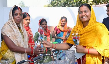 मंत्री लक्ष्मी राजवाड़े गांव–बस्ती चलो अभियान के तहत भटगांव विधानसभा के महावीरपुर और संजय नगर पहुँचीं