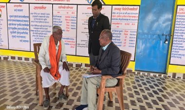 नवसाक्षर सरजू राम ने कमिश्नर के समक्ष साझा किए पढ़ने-लिखने के अनुभव