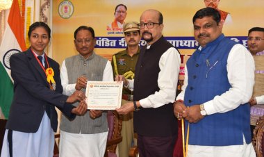 राज्यपाल श्री रमेन डेका एवं मुख्यमंत्री श्री विष्णुदेव साय ने 10वीं और 12वीं परीक्षा के मेधावी विद्यार्थियों को किया सम्मानित