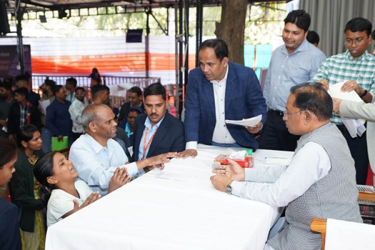 मुख्यमंत्री श्री विष्णु देव साय के निर्देश पर लकवाग्रस्त महिला को तुरंत मंजूर हुए 5 लाख रुपए