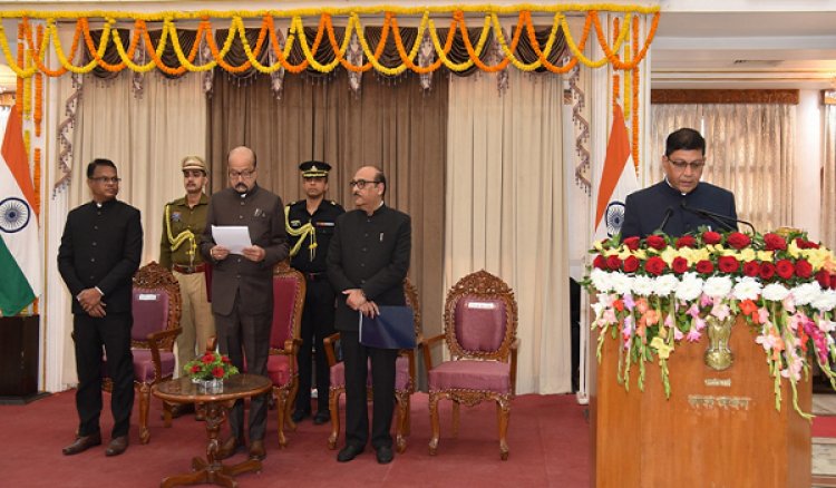 राज्यपाल श्री डेका ने श्री अमिताभ जैन को मुख्य सूचना आयुक्त एवं श्री अग्रवाल और श्री मिश्रा को राज्य सूचना आयुक्त पद की शपथ दिलाई