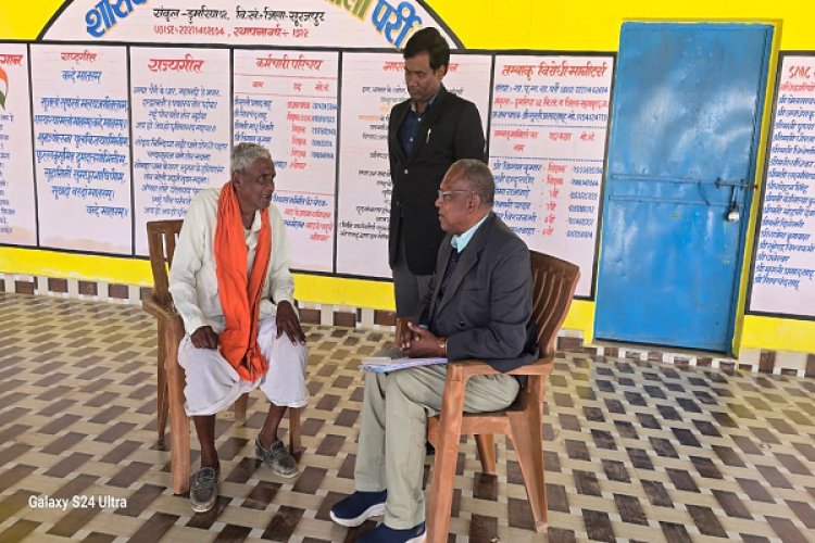 नवसाक्षर सरजू राम ने कमिश्नर के समक्ष साझा किए पढ़ने-लिखने के अनुभव