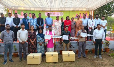 धरती आबा ग्राम उत्कर्ष योजना अंतर्गत मत्स्य विक्रेताओं को मिला मोटरसाइकिल सह आइस