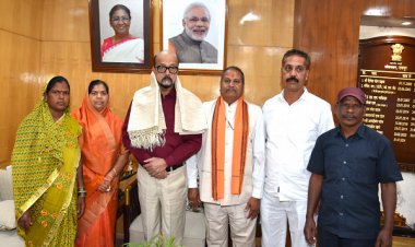 राज्यपाल श्री रमेन डेका से राष्ट्रपति पुरस्कार प्राप्त ढोकरा शिल्प कलाकारों ने की सौजन्य भेंट