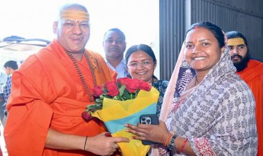 श्रीमती लक्ष्मी राजवाड़े ने निरंजनी पीठाधीश्वर स्वामी कैलाशानंद गिरी जी महाराज से लिया आशीर्वाद