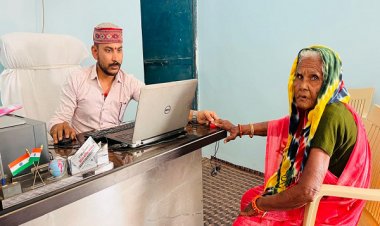 डिजिटल सुविधा केंद्र में 86 वर्षीय भक्तिन राय को अंगूठे के निशान पर मिल रही सुविधाएं