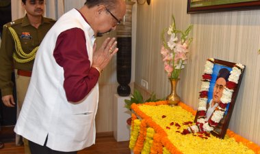 राज्यपाल श्री डेका ने वीर विनायक दामोदर सावरकर को श्रद्धांजलि दी