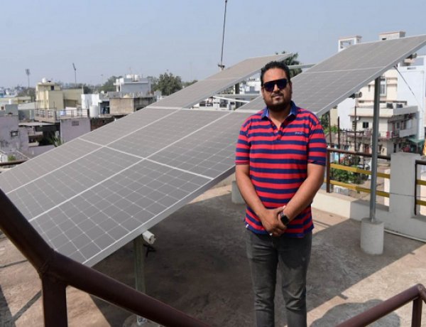 प्राकृतिक ऊर्जा से रोशन हो रहा प्रवीण शुक्ला का घर